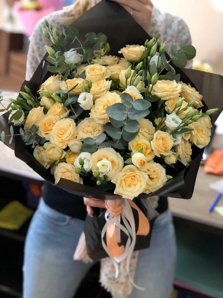 Букет цветов из: Розы и Лизиантусы в Родниках Ивановской области