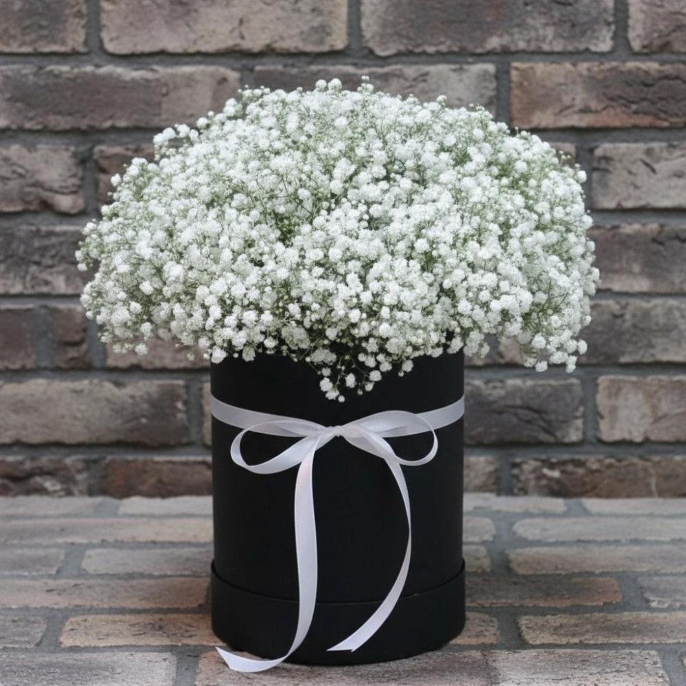 Цветочная композиция из Гипсофила в шляпной коробке в Родниках Ивановской области