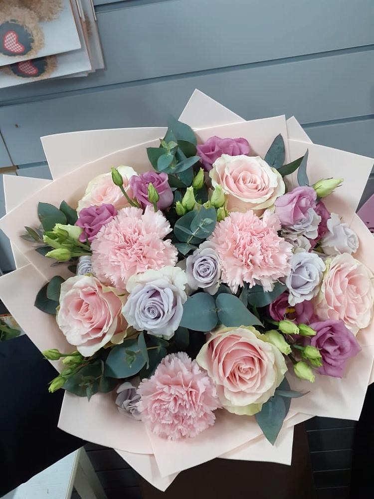 Букет цветов из: Розы, Гвоздики и Лизиантусы в Родниках Ивановской области